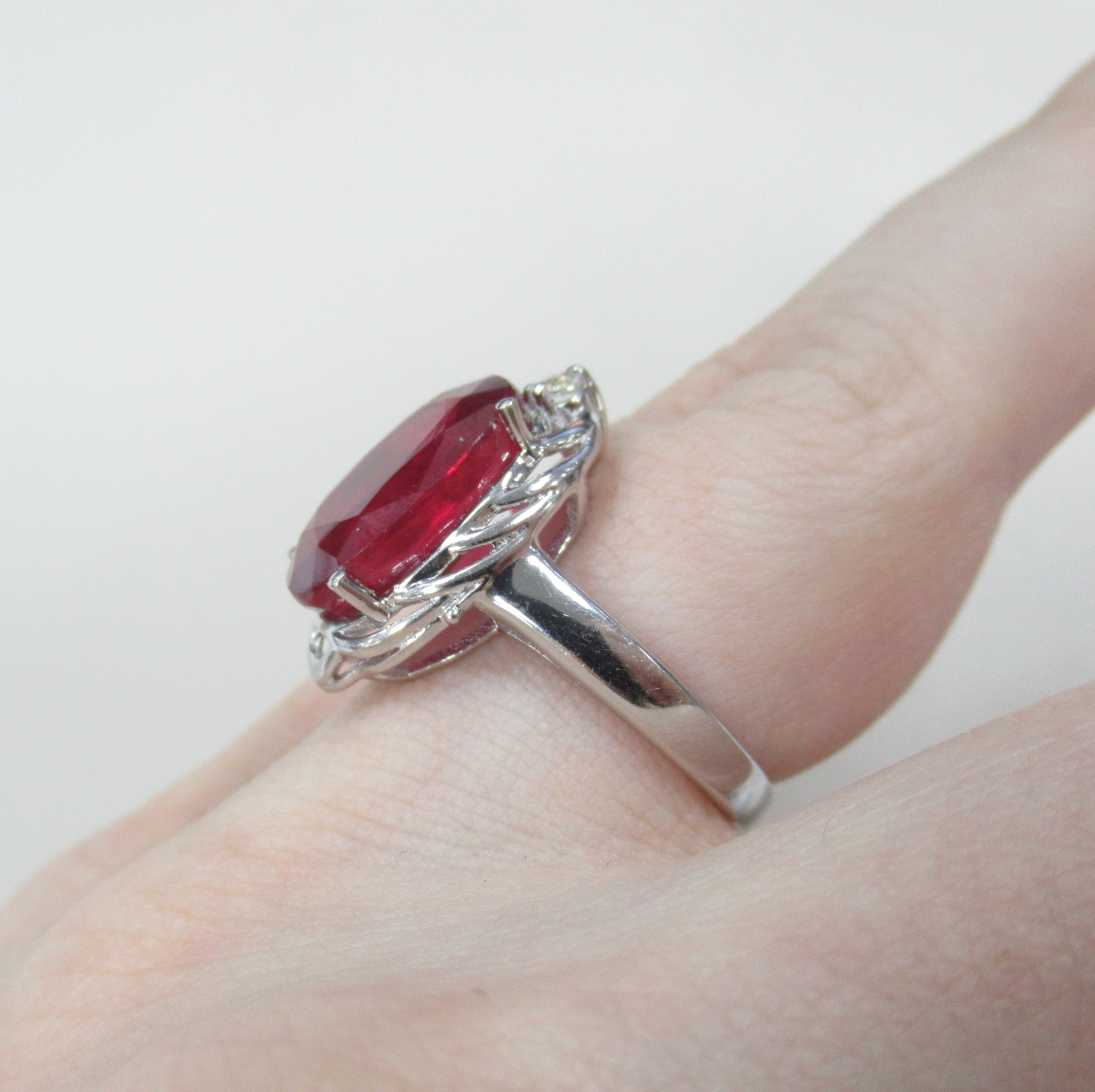 Серебряное кольцо с рубином